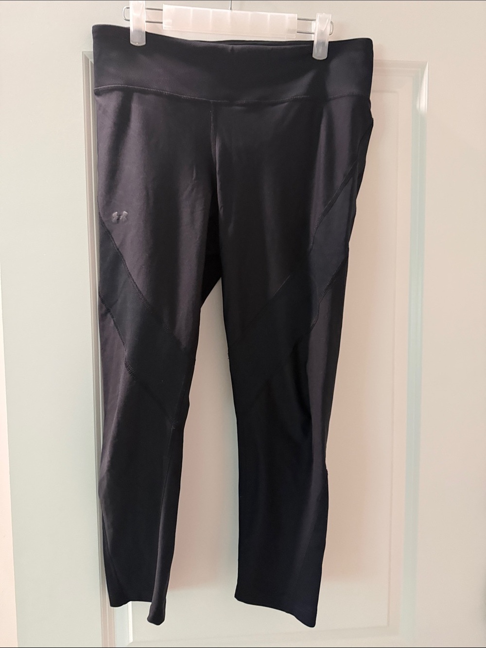 Under Armour LG Black Performance HeatGear Capri Leggings with Subtle Logo